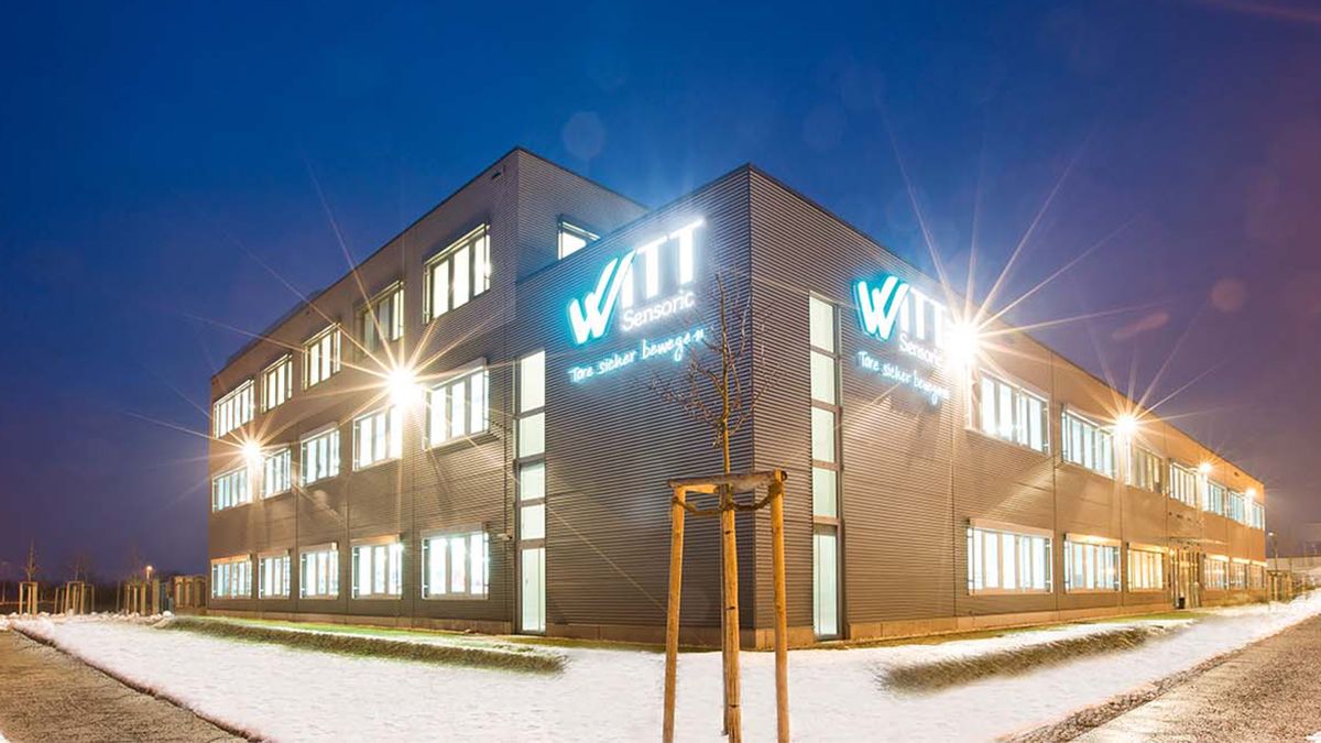 Firmengebäude von Witt Sensoric in Berlin-Adlershof bei Nacht